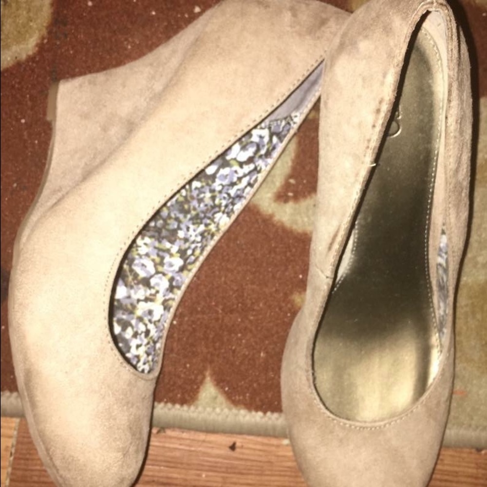 Nude suede-like wedges