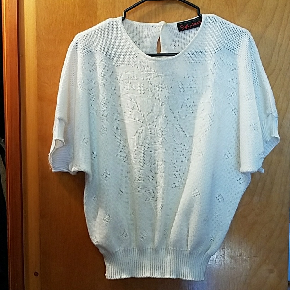 Short sleeve sweater.