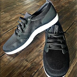 Men's New Balance Apres - Black and white - new