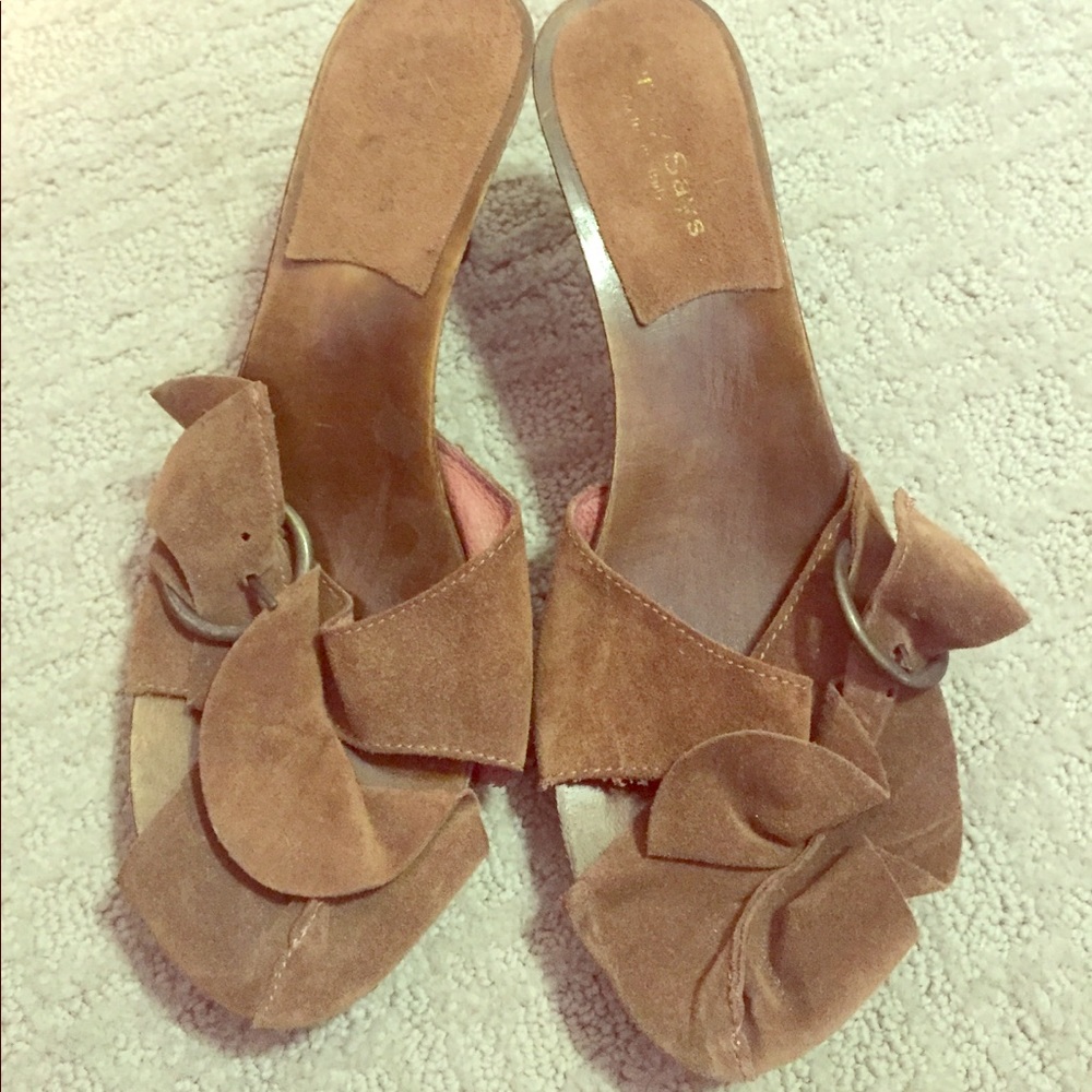 Leather sandals with kitten heel