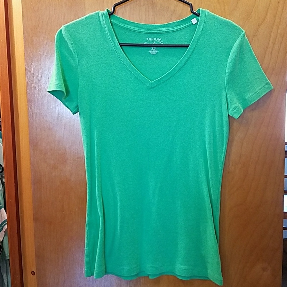 V-neck tee-shirt