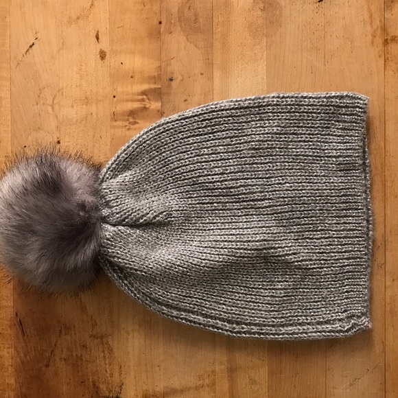 Pom Pom knit hat - Picture 1 of 1