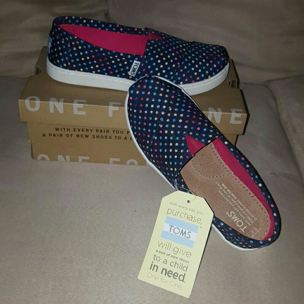 NWT Toms Youth shoes