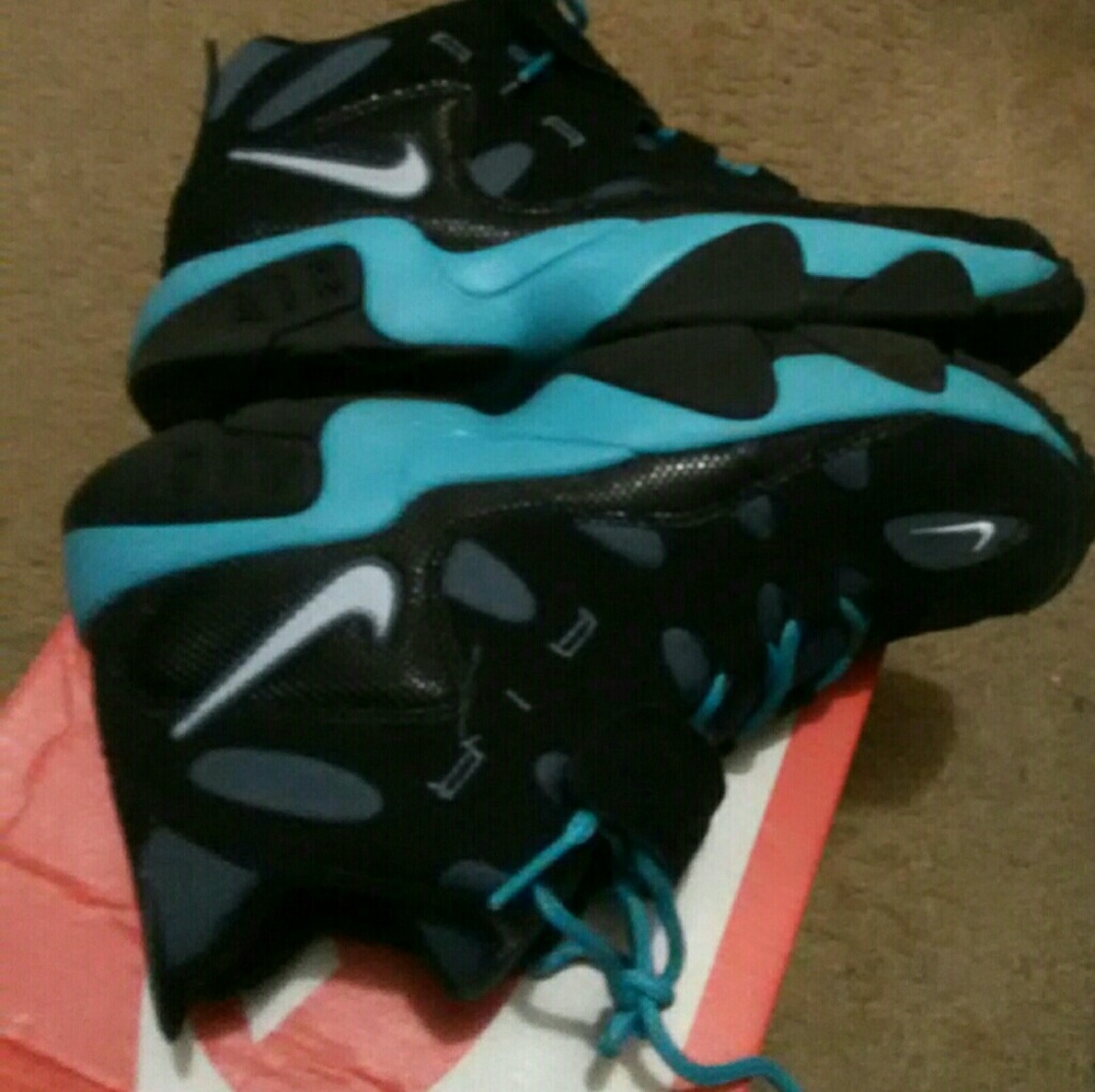 Sneaker - Picture 2 of 2