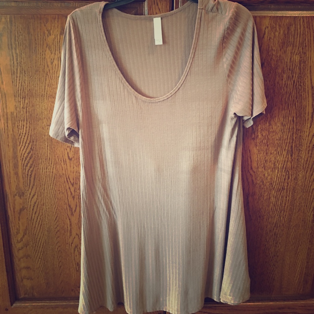 Lularoe Perfect Tee - Large ribbed fabric taupe 🌻