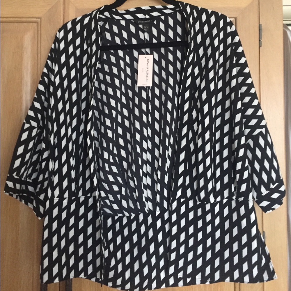 BRAND NEW ! Black and white geo pattern top