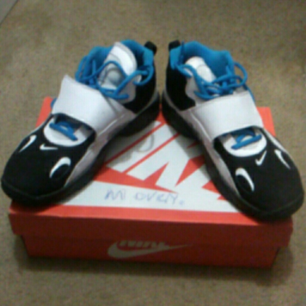 Sneaker - Picture 2 of 2