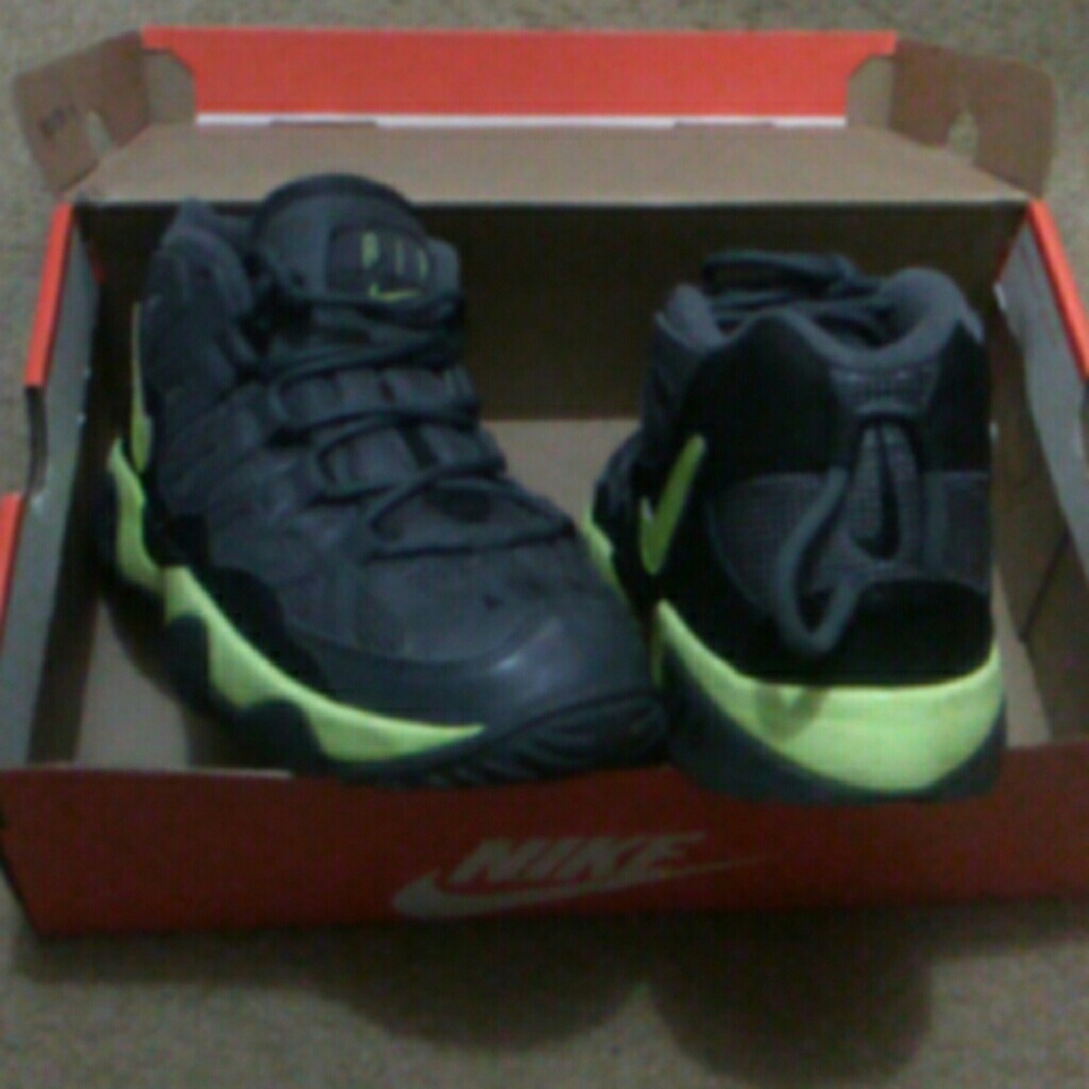 Sneaker - Picture 2 of 3