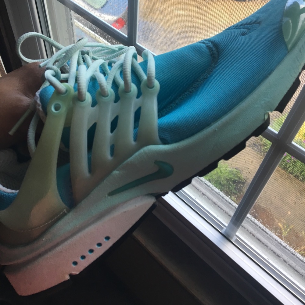 Aqua/teal Nike presto sneakers