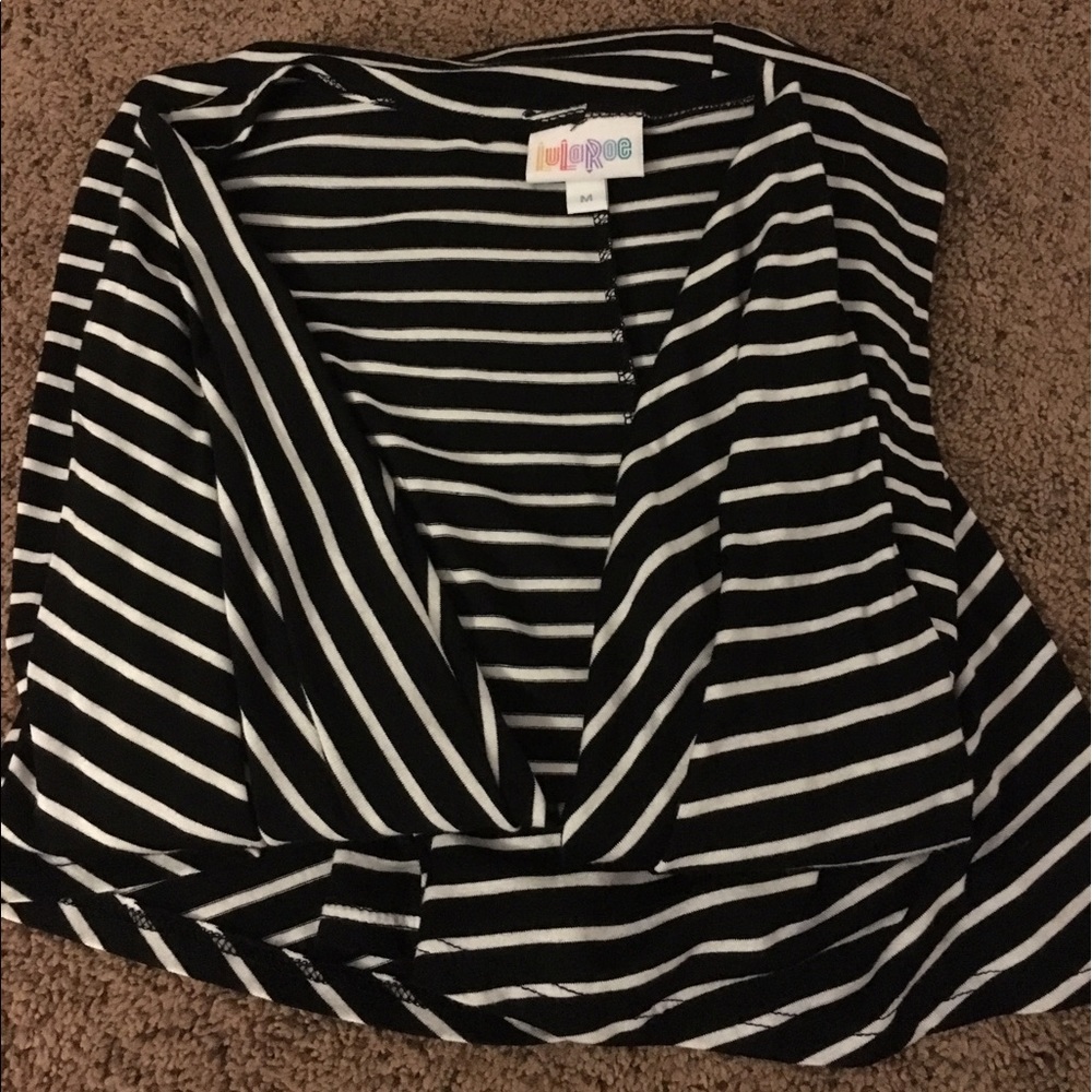 Medium LulaRoe Lindsay top