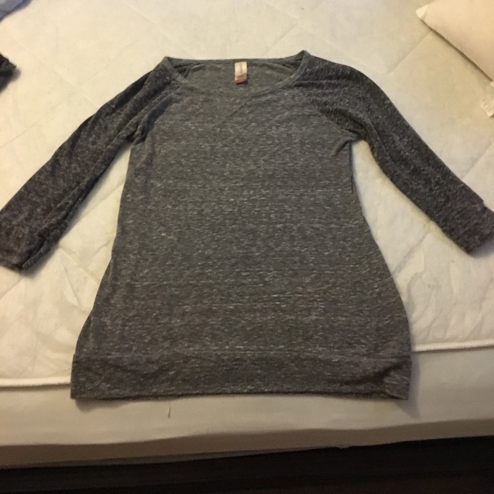 Gray quarter length tee