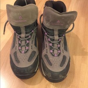 High top hiking shoes