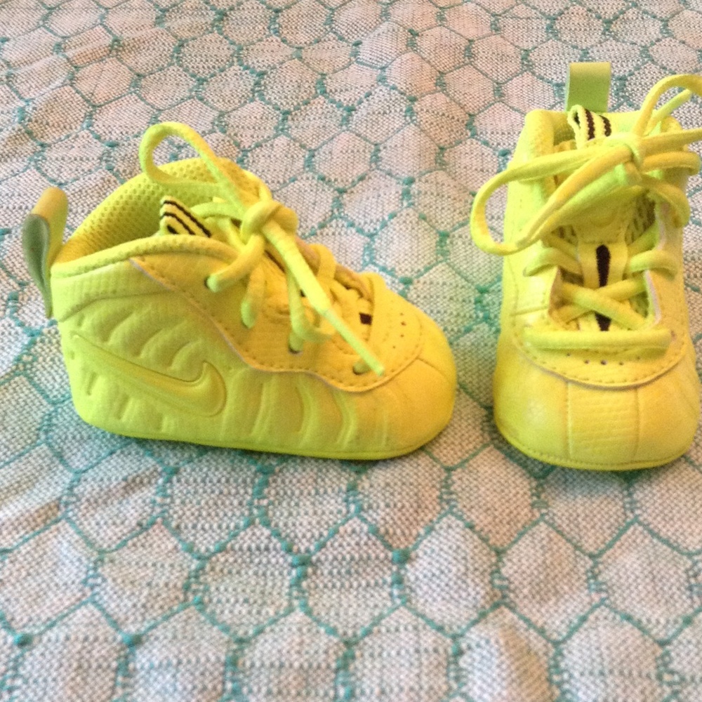 SUPER CUTE NIKE FOAMS! Newborn/ Infant | Neon