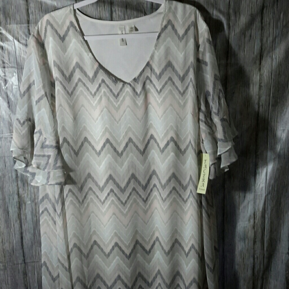 New dress with tags, 3 X. Cool pattern