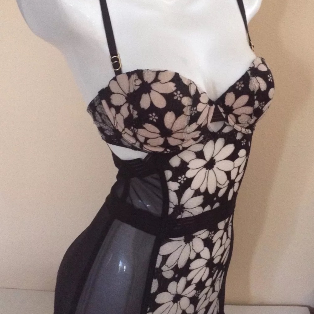 Victoria's Secret Lingerie Black Cream  34B