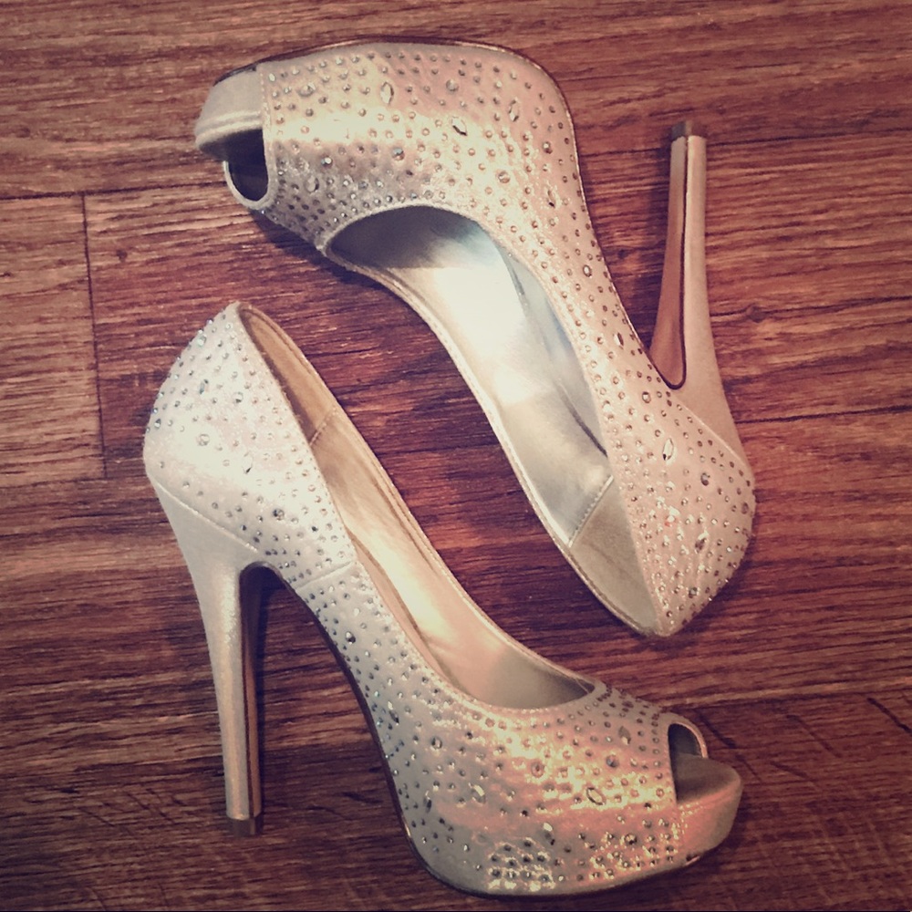 🔥 💎 PRICE DROP: Embellished Platform Heels 💎