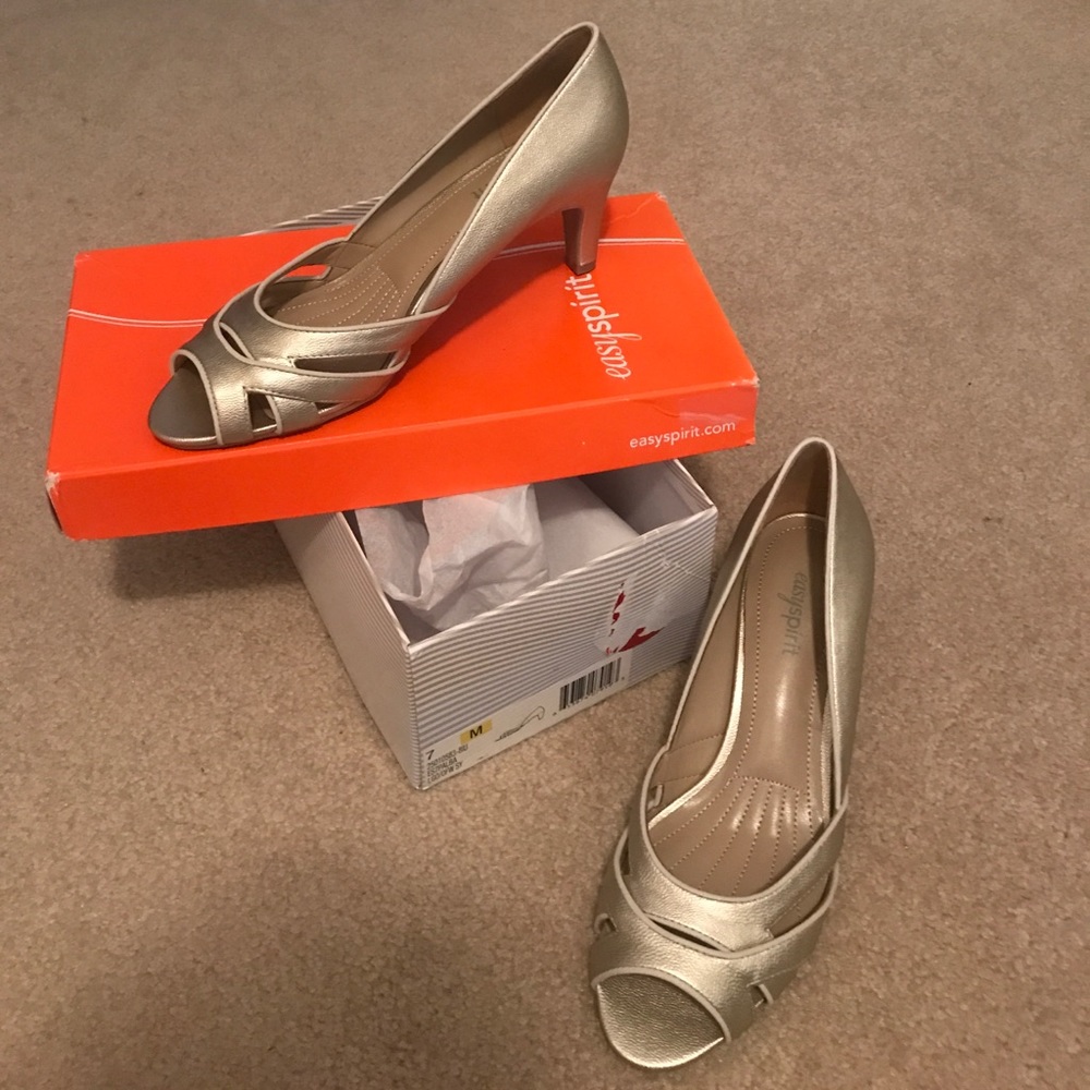 Easy Spirit size 7 gold sandals