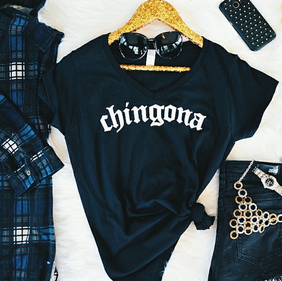 Chingona Black Old English LA V-Neck - Picture 2 of 4