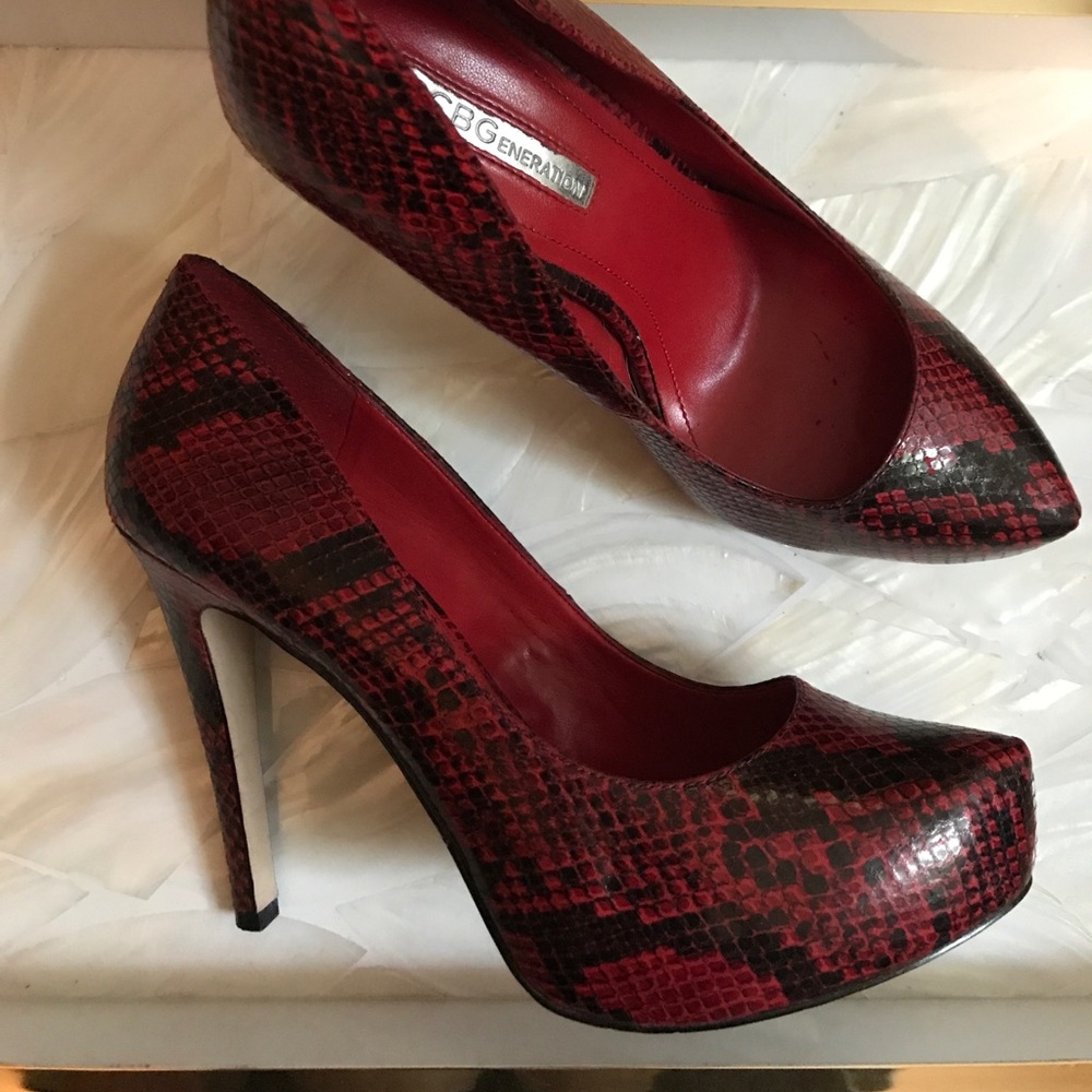 BCBG red snakeskin high heels 👠
