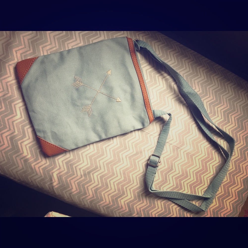 Thirty one explorer cross body