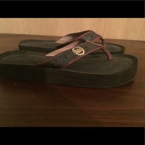 Michael Kors Logo Strapped Flip Flops