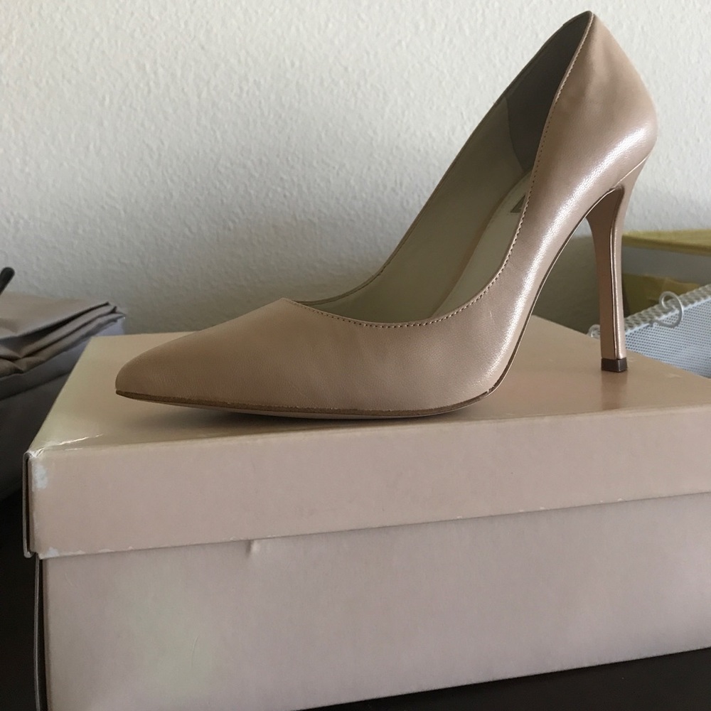 BCBG. Nude Pumps.