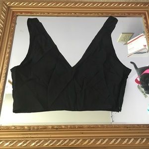 Black v neck crop top