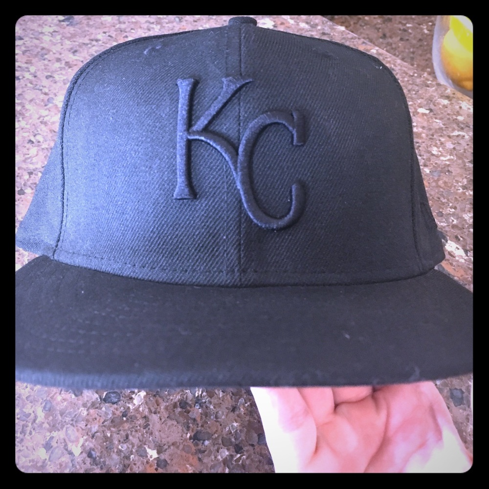 Men's black fitted KC hat