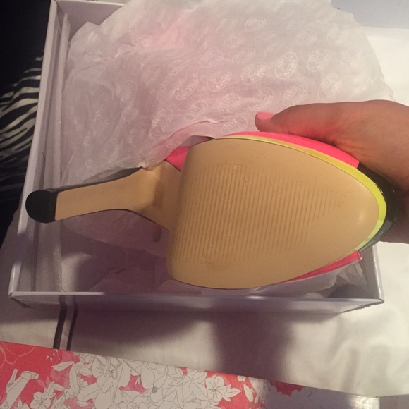 Steve Madden Neon heels - Picture 3 of 3