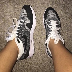 Womens Nike Flyknit Air Max Size 9.5