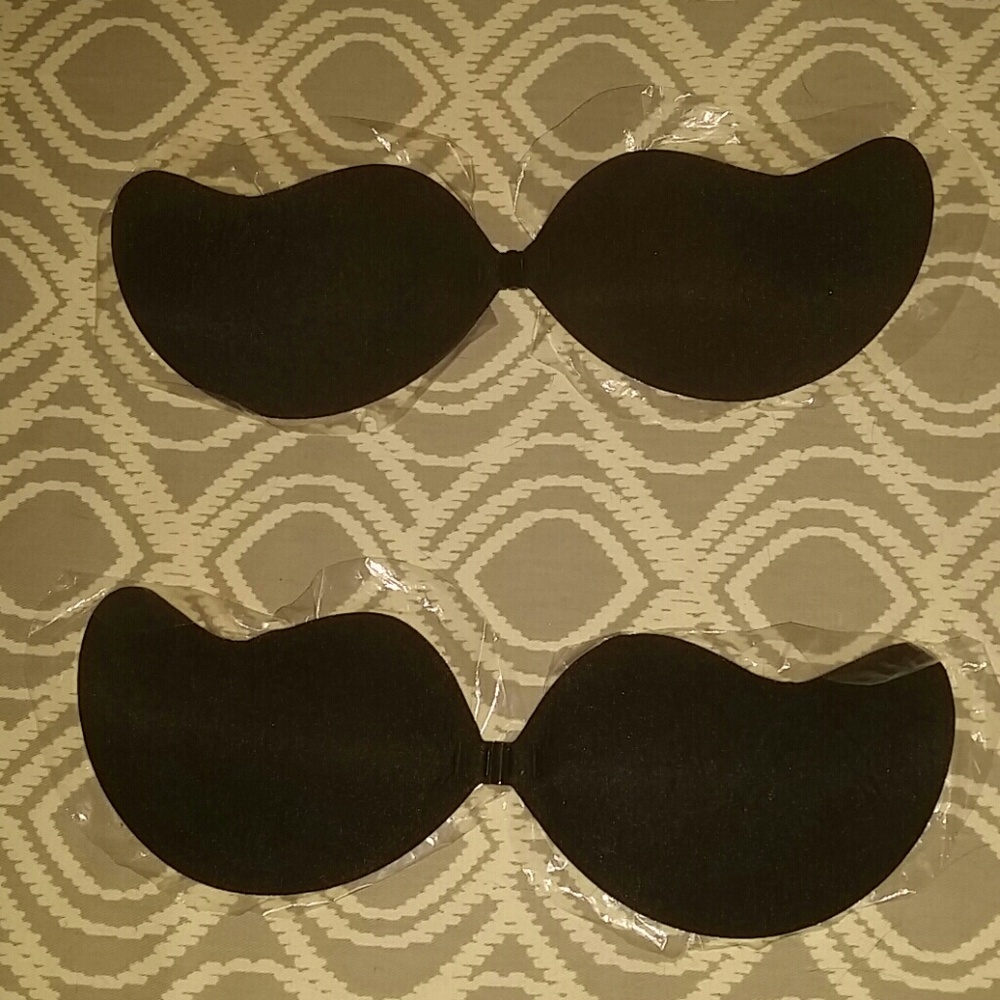 Set of 2 strapless adhesive bras