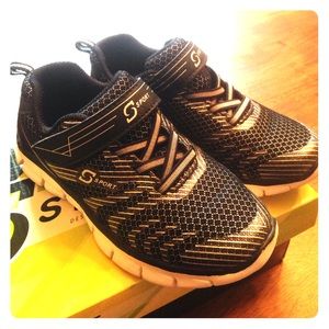 Skechers boys' running shoes NWOT