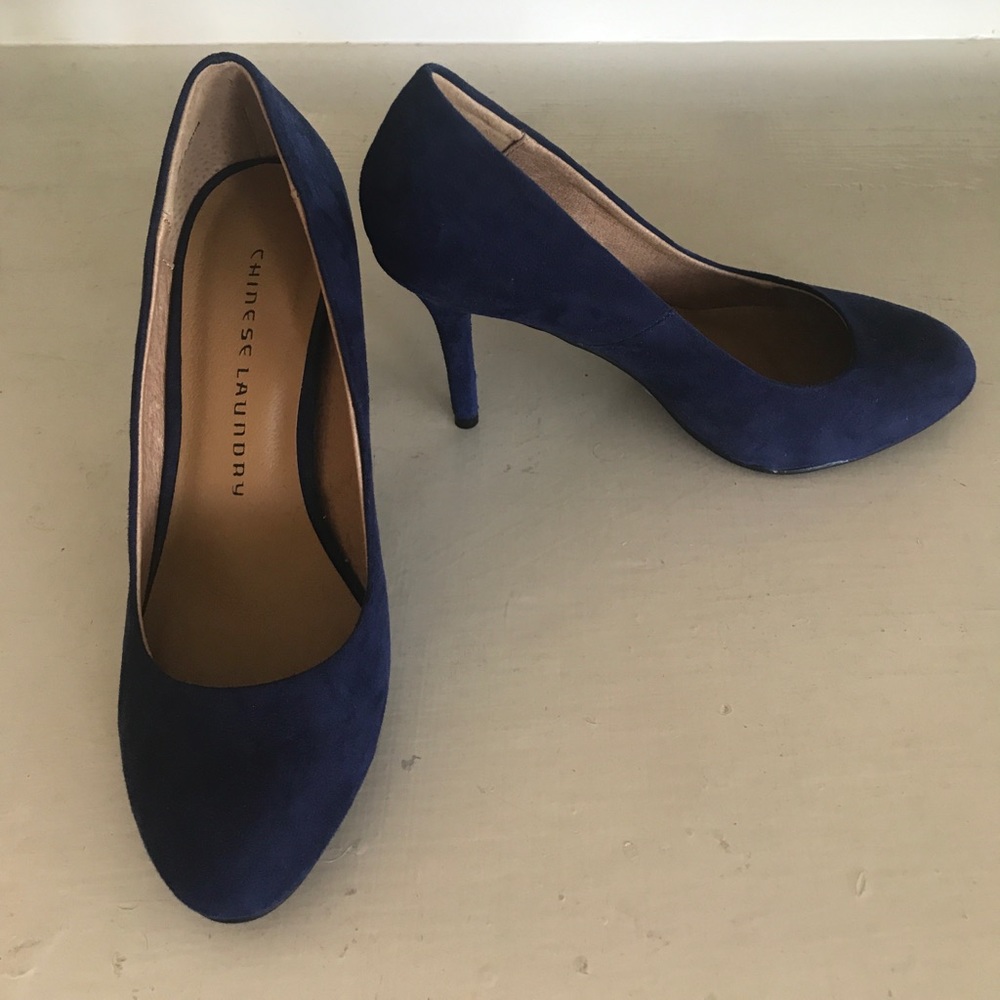 Women's size 7 blue suede pumps by Chinese Laundy