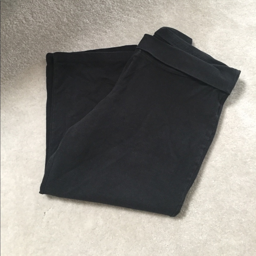 BLACK CROPPED YOGA PANTS