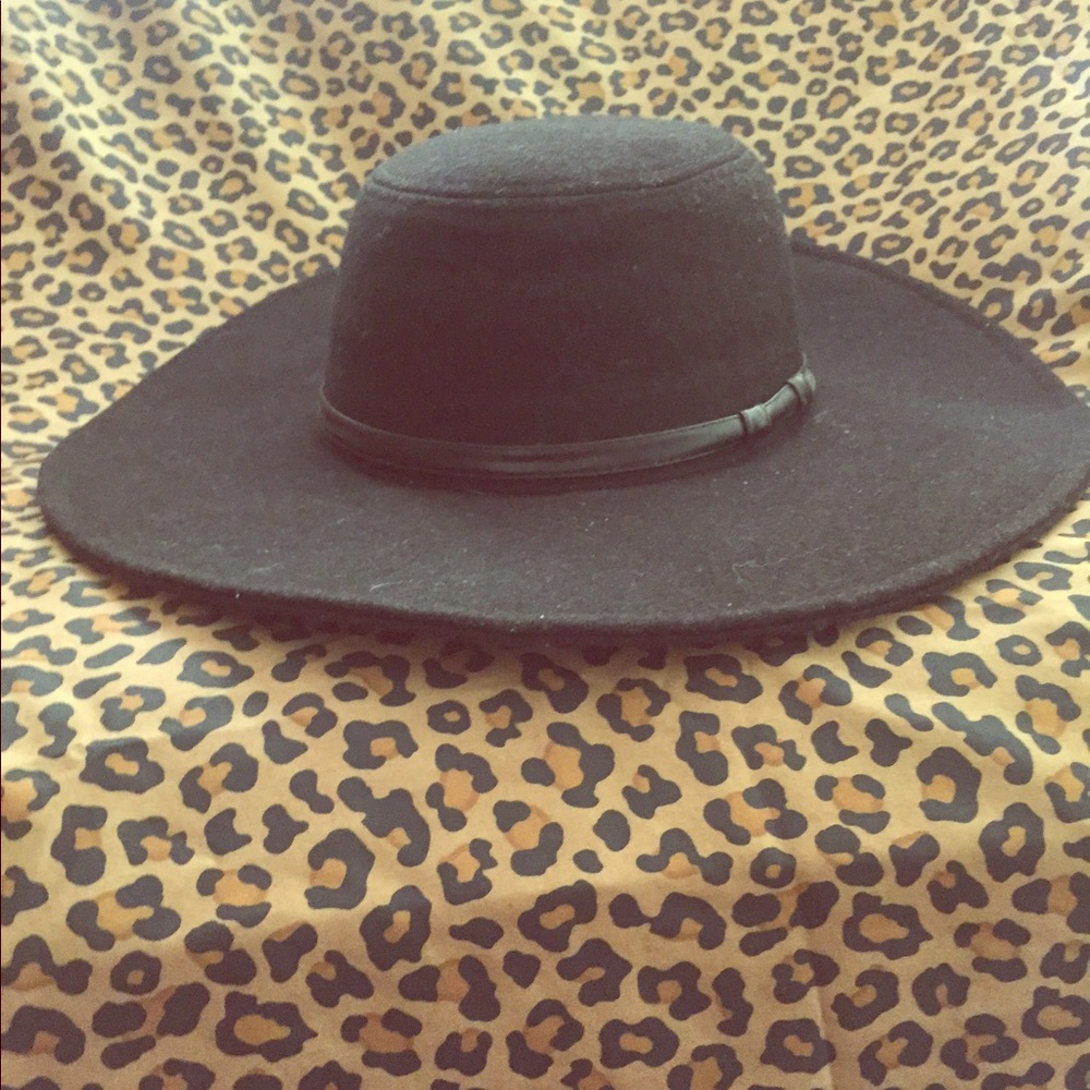 Wide brim hat