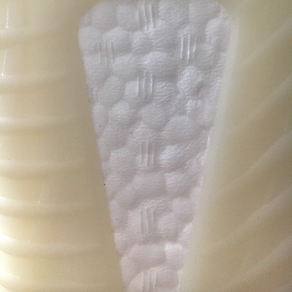 Yeezy 350 boost cream v2 size 11 brand new. - Picture 2 of 4