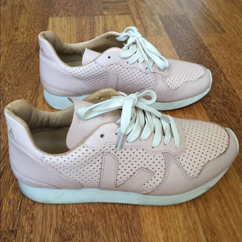 Veja Bastille Sneaker in Nude - Size EU 39 / US 8