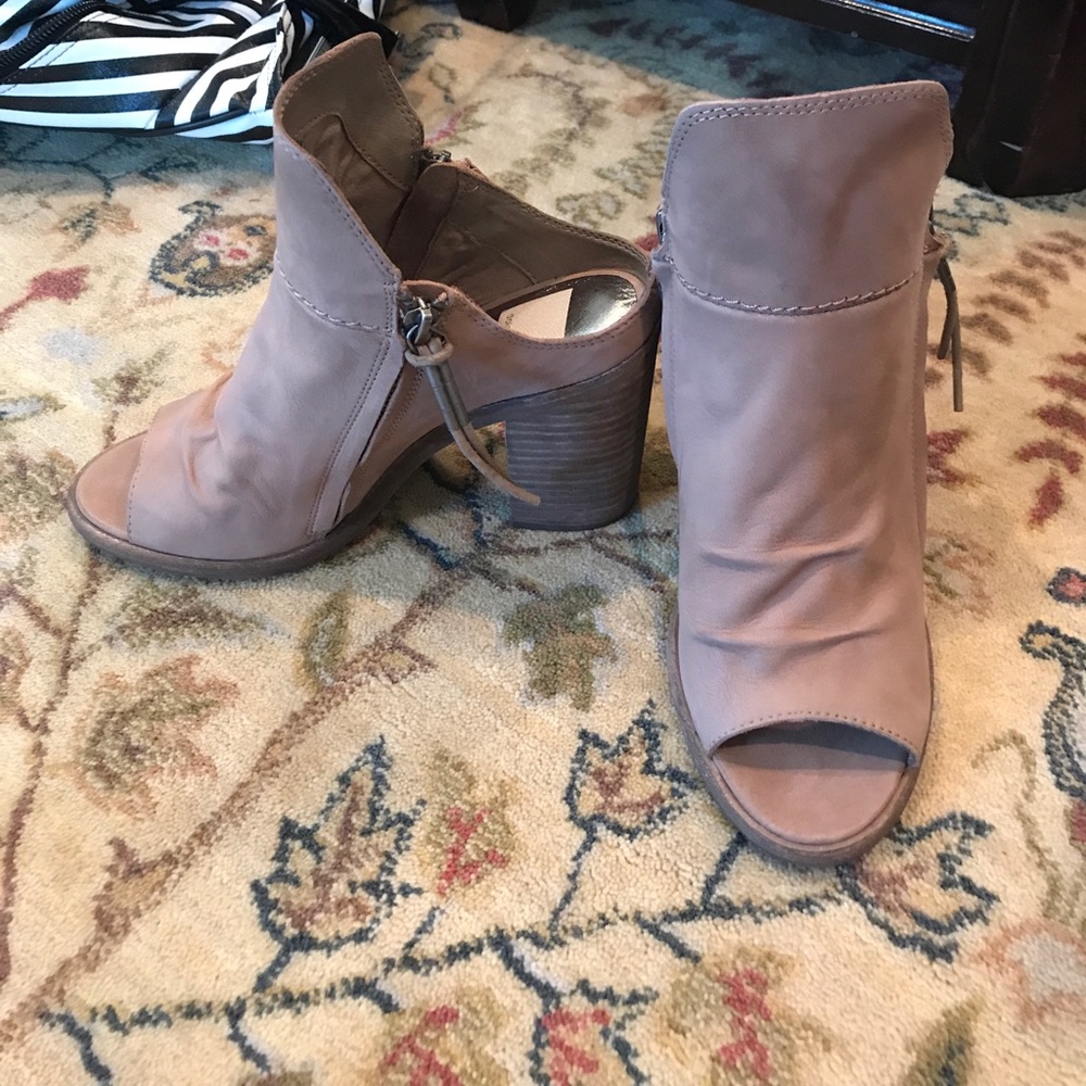 Dolce Vita Lennox wedge in taupe