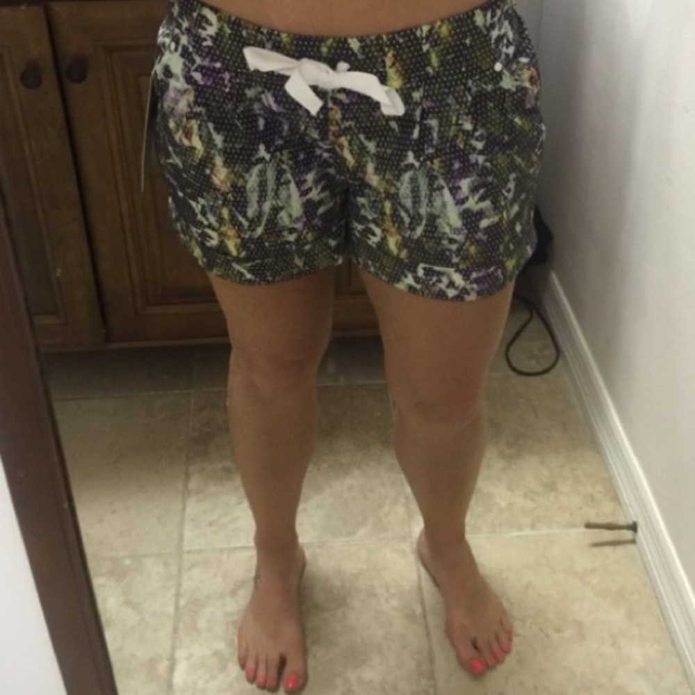 Lululemon spring break away shorts size 4