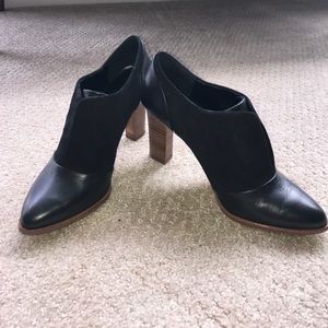 Banana Republic black heeled bootie size 7.5