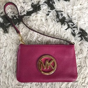 Michael Kors Fulton wristlet (deep pink)