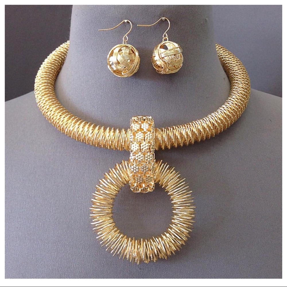 Gold fashion necklace