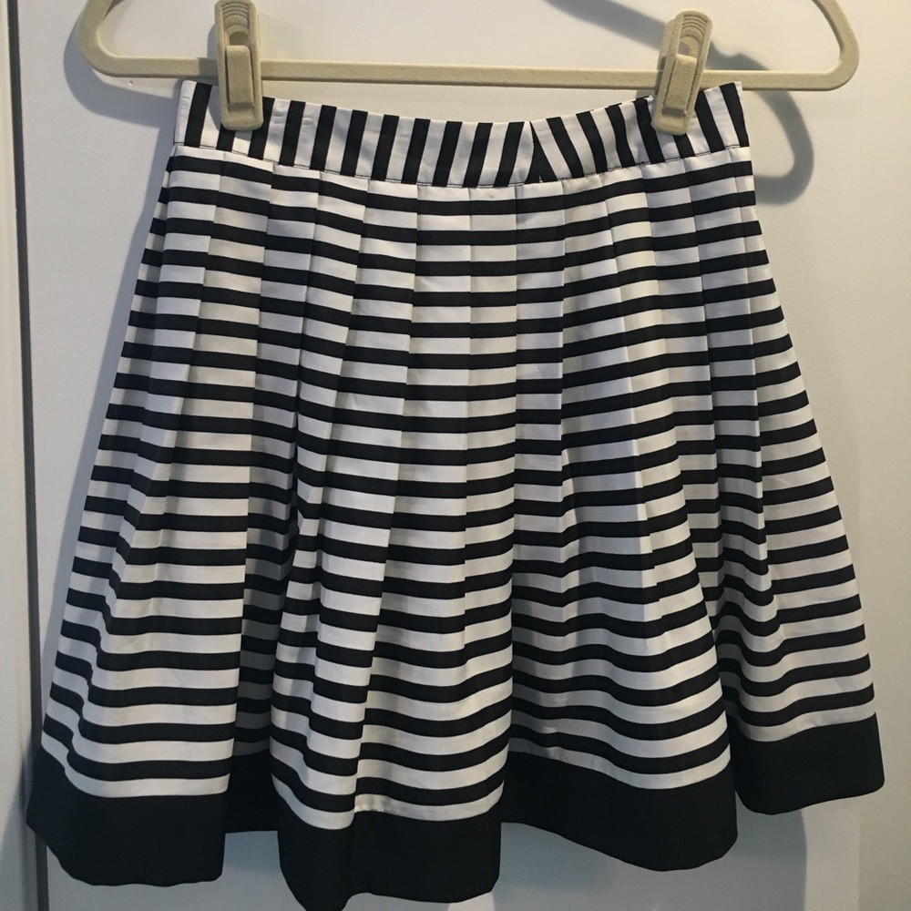 F21 BLACK/WHITE STRIPED SKIRT