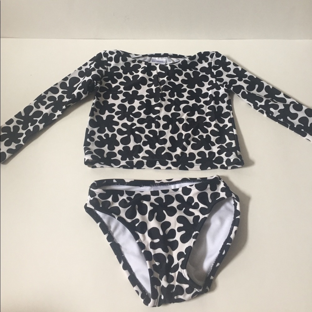 Stand-out black and white rash guard two piece!