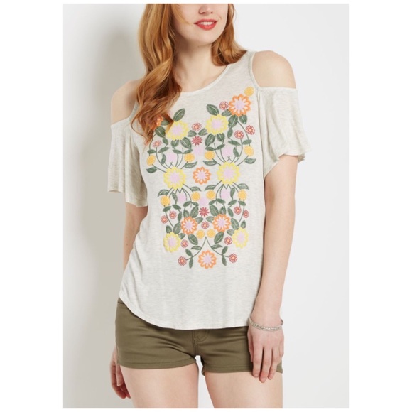 FINAL SALE 🎈 Cold Shoulder Top - Picture 2 of 3