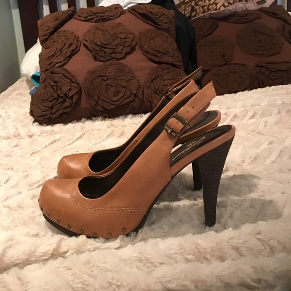 Shoes - Tan platform pumps with heel strap- NWOT