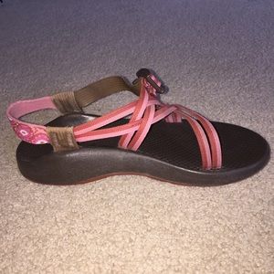 CHACOS | Pink-Red with patterned back strap
