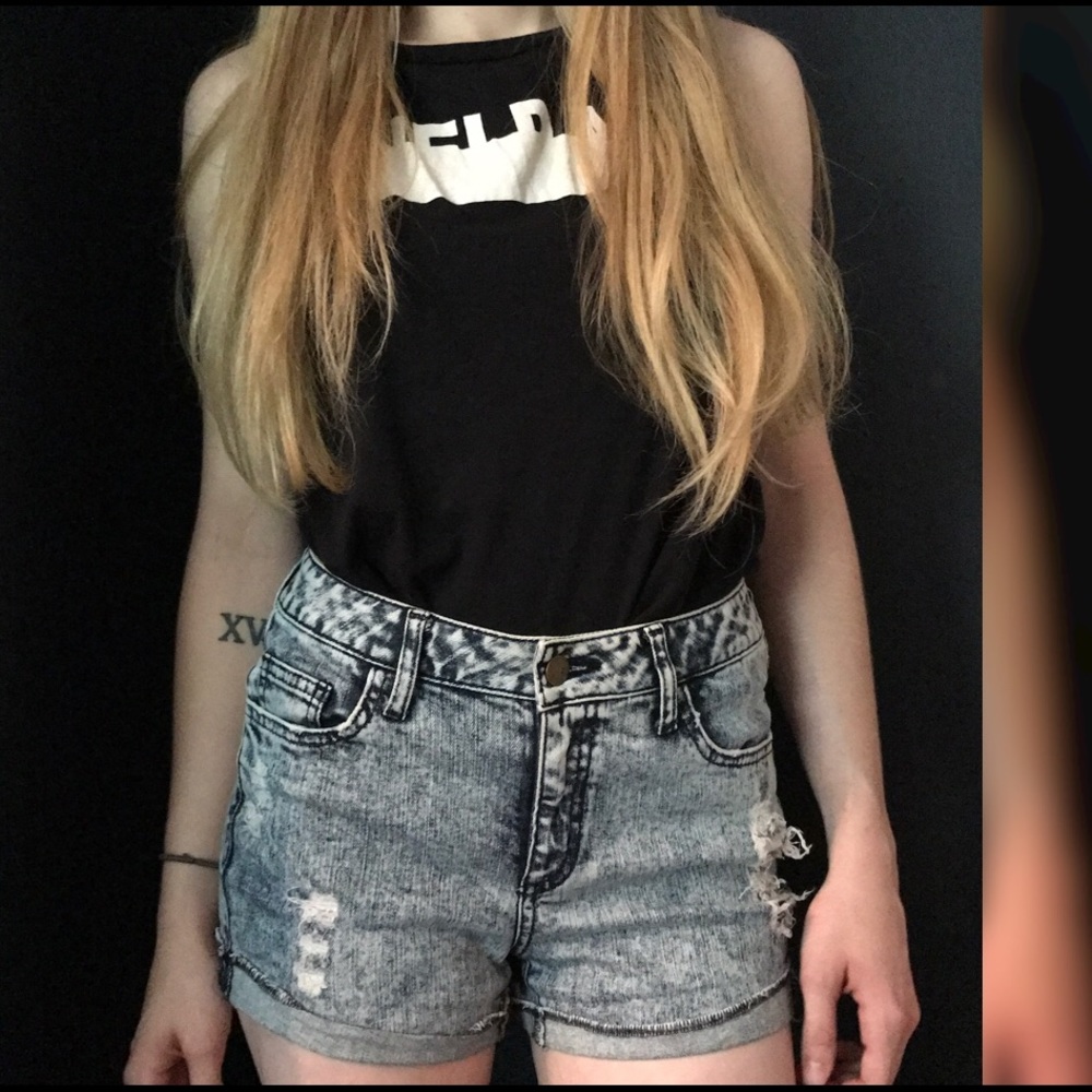 HIGH WAISTED ACID WASH SHORTS - Picture 2 of 4