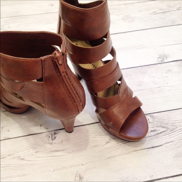 Heels - Picture 3 of 3