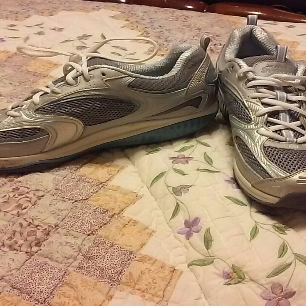 Tennis shoes